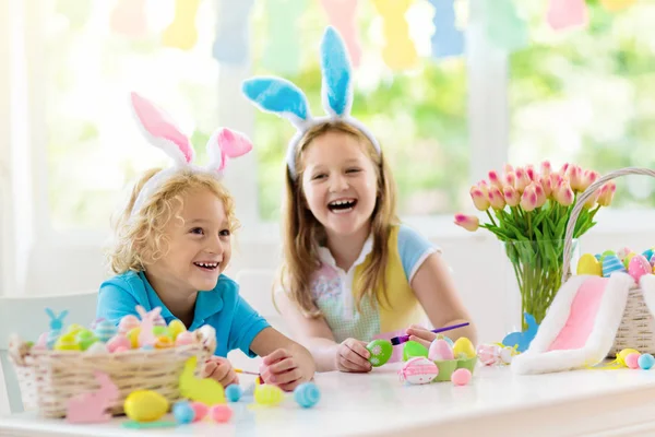 Kinder auf Ostereiersuche. Kinder färben Eier. — Stockfoto