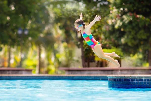 Bambino in piscina su anello giocattolo. I bambini nuotano . — Foto Stock