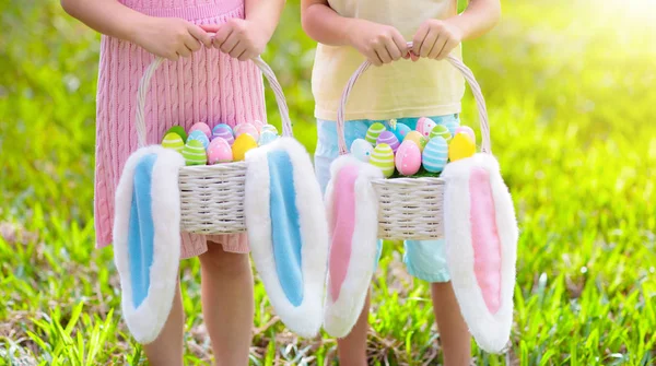 Dzieci z koszem jaj na Easter egg hunt. — Zdjęcie stockowe