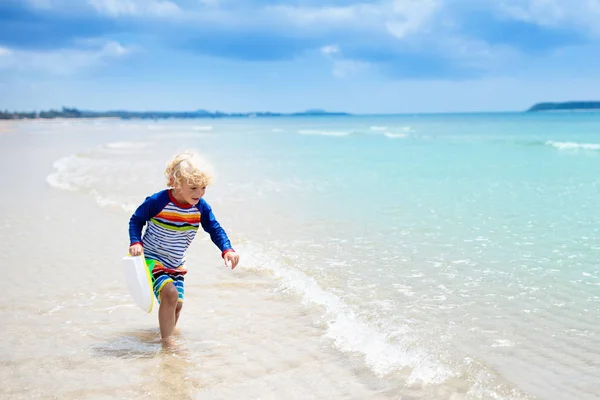 Kind am tropischen Strand. Urlaub am Meer mit Kindern. — Stockfoto