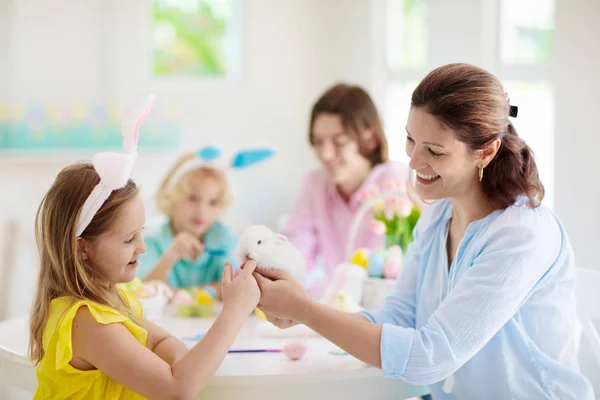 Madre e hijos, la familia para colorear huevos de Pascua . —  Fotos de Stock