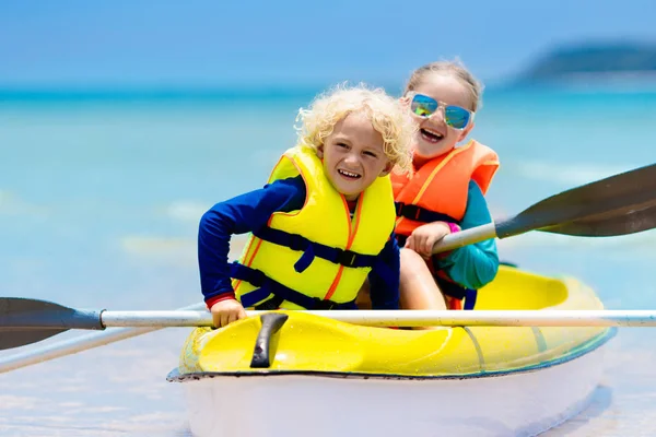 Kids kayaking in ocean. Children in kayak in tropical sea — Stock Photo, Image