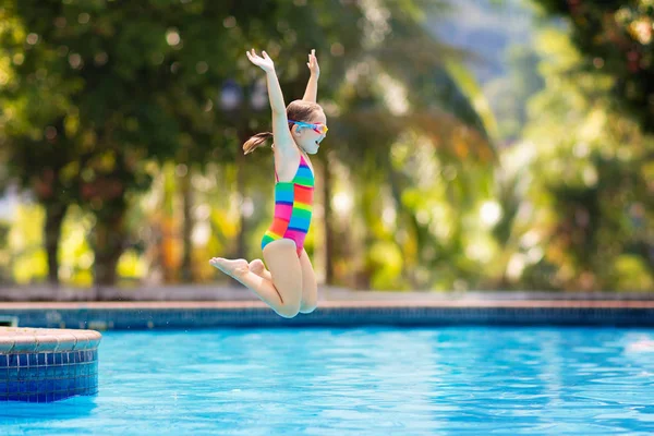 Bambino in piscina su anello giocattolo. I bambini nuotano . — Foto Stock