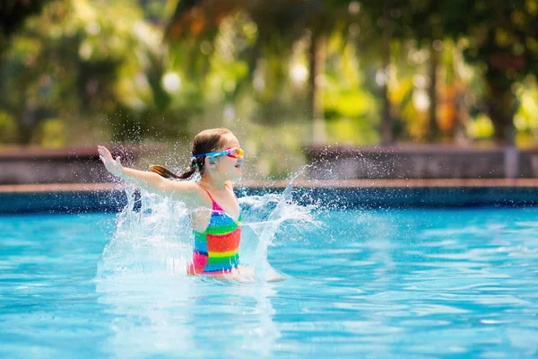 Çocuk Yüzme Havuzu oyuncak yüzük üzerinde. Çocuklar yüzmek. — Stok fotoğraf