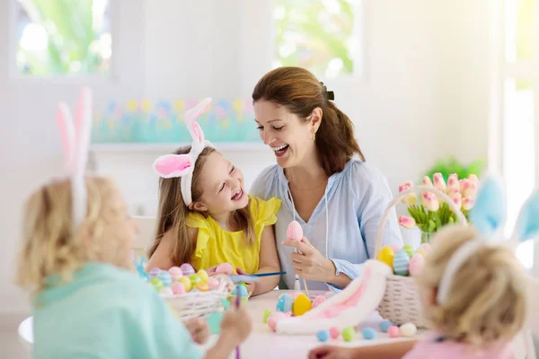 Moeder en kinderen, familie paaseieren kleuren. — Stockfoto
