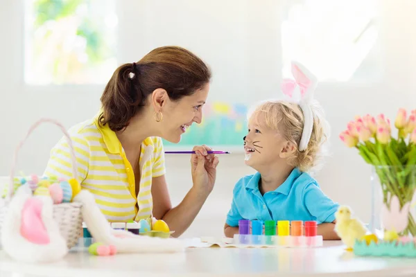 Moeder en kinderen, familie paaseieren kleuren. — Stockfoto