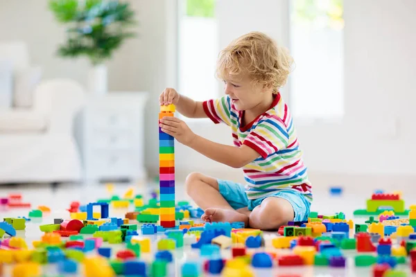 Enfant jouant avec des blocs jouets. Jouets pour enfants . — Photo