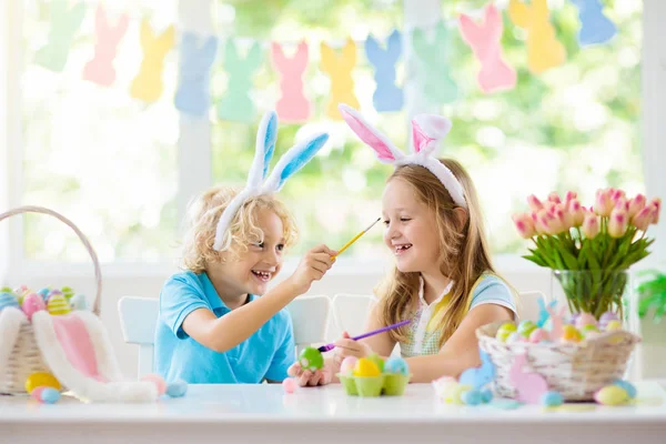Paskalya yumurtası avı çocuklar. Çocuk yumurta boya. — Stok fotoğraf