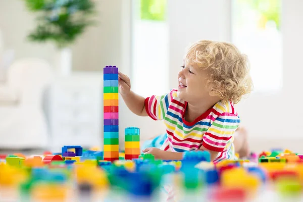 Criança brincando com blocos de brinquedo. Brinquedos para crianças . — Fotografia de Stock