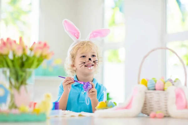 Kinderen op eieren zoeken met Pasen. Kinderen kleurstof eieren. — Stockfoto