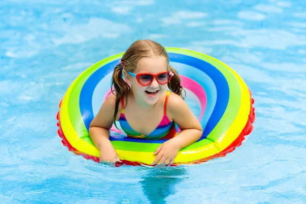 Niño en piscina en anillo de juguete. Niños nadan . —  Fotos de Stock