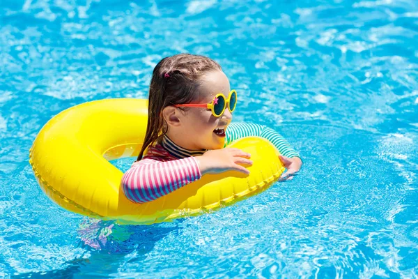 Niño en la piscina. Los niños nadan. Juego de agua . —  Fotos de Stock