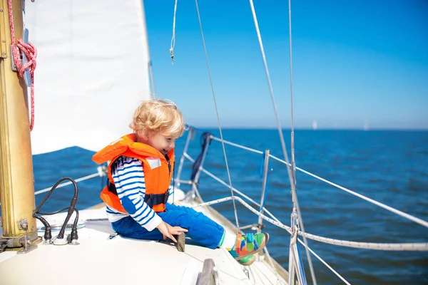 Kids sail on yacht in sea. Child sailing on boat. — Stock Photo, Image