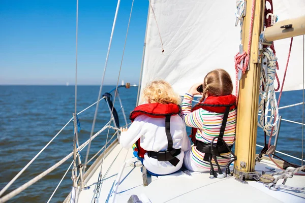 Kinderen varen op jacht in zee. Kind zeilen op boot. — Stockfoto