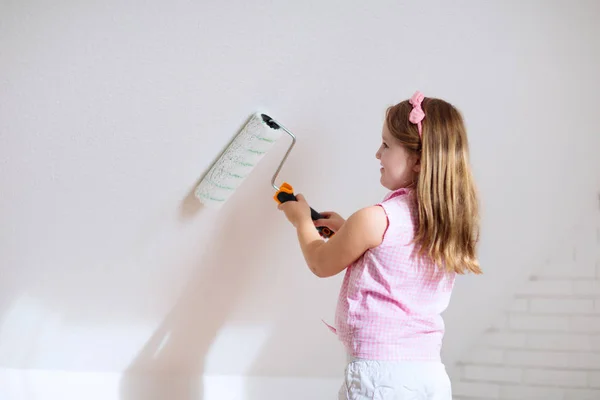 Niños pintando la pared del ático. Mejora del hogar . —  Fotos de Stock