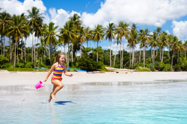 Los niños juegan en la playa tropical. Arena y agua juguete . — Foto de Stock