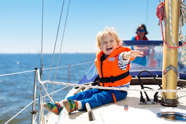 Los niños navegan en yate en el mar. Niño navegando en barco . — Foto de Stock