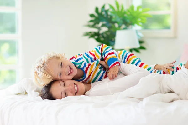 Madre e hijo en la cama. Mamá y bebé en casa . — Foto de Stock