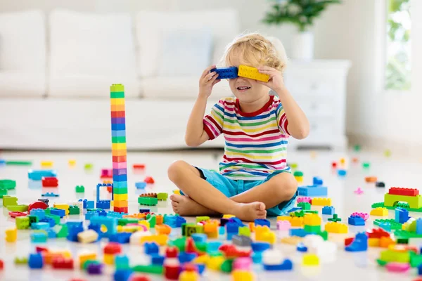 Niño jugando con bloques de juguete. Juguetes para niños . — Foto de Stock