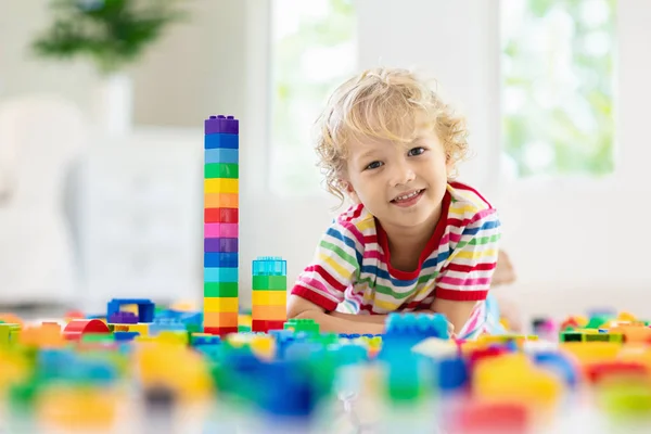 Kind spielt mit Spielzeugklötzen. Spielzeug für Kinder. — Stockfoto