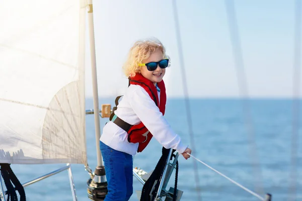 Çocuklar deniz yatta yelken. Çocuk üzerinde tekne yelken. — Stok fotoğraf