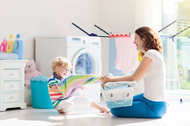 Çamaşır odasında çamaşır makinesi ile aile