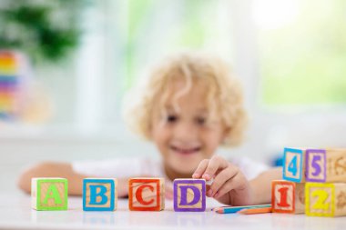Çocuk öğrenme mektupları. Ahşap abc blokları ile Çocuk