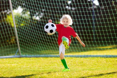Portekiz futbol taraftarı çocuklar. Çocuklar futbol oynar.