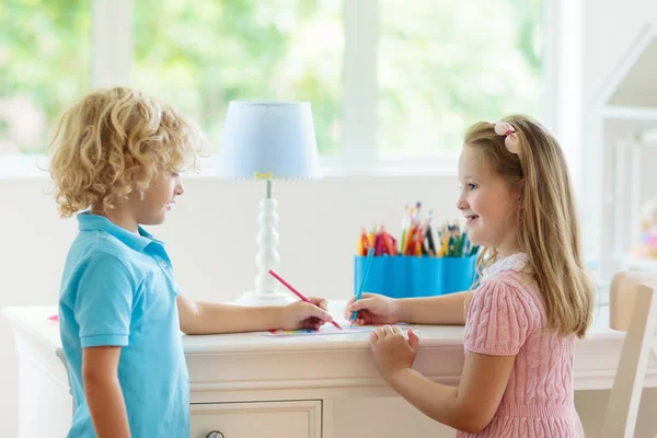 Barn ritning. Barn målarfärg. Barn efter skolan. — Stockfoto