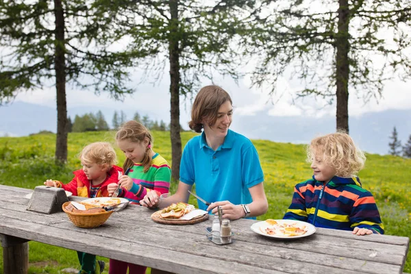 Turystyka dziecięca w górach. Piknik dla dzieci. — Zdjęcie stockowe