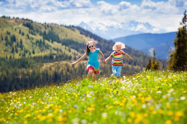 Niños caminando en las montañas de los Alpes. Niños al aire libre . —  Fotos de Stock