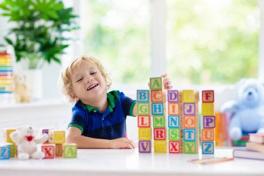 Çocuk öğrenme mektupları. Ahşap abc blokları ile Çocuk