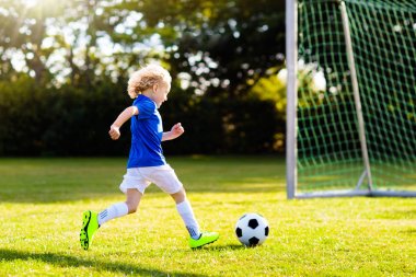 Çocuklar futbol oynar. Futbol sahasında çocuk.