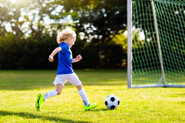 I bambini giocano a calcio. Bambino al campo di calcio . — Foto Stock