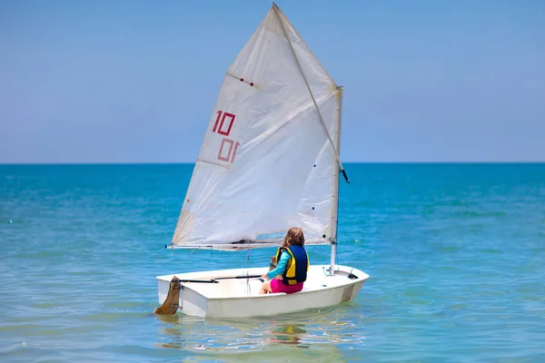 Child sailing. Kid learning to sail on sea yacht. — Stock Photo, Image