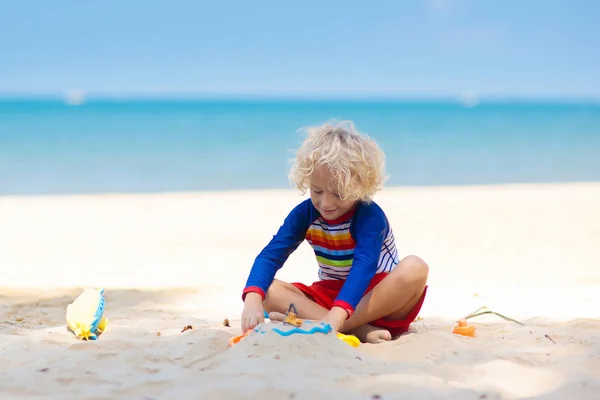 Niños jugando en la playa. Los niños juegan en el mar . —  Fotos de Stock