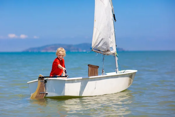 Navegación infantil. Niño aprendiendo a navegar en yate de mar . —  Fotos de Stock