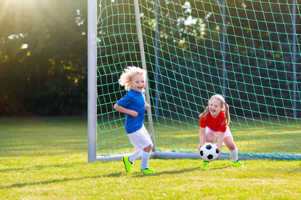 Çocuklar futbol oynar. Futbol sahasında çocuk.