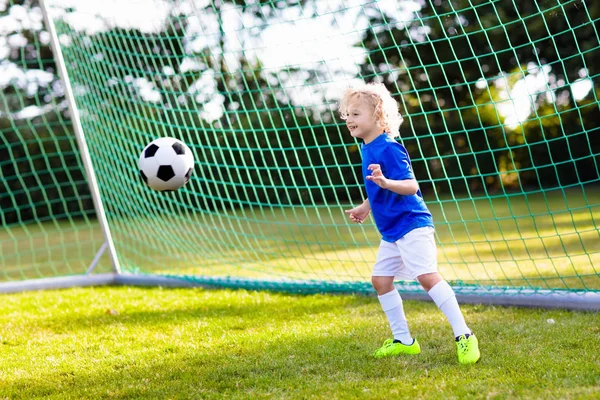 I bambini giocano a calcio. Bambino al campo di calcio . — Foto Stock