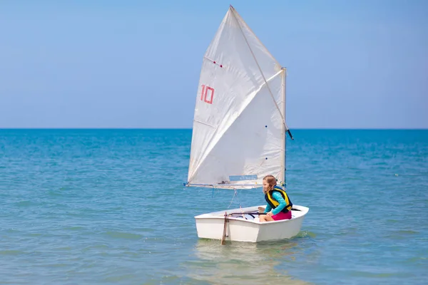 Child sailing. Kid learning to sail on sea yacht. — Stock Photo, Image