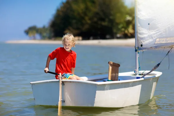 Navegación infantil. Niño aprendiendo a navegar en yate de mar . —  Fotos de Stock