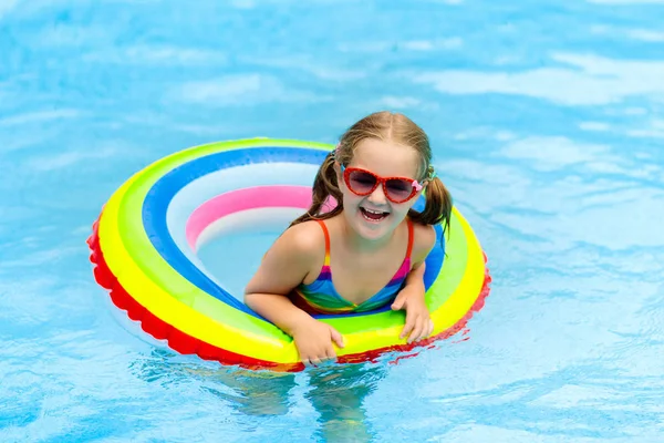Kind im Schwimmbad auf Spielzeugring. Kinder schwimmen. — Stockfoto