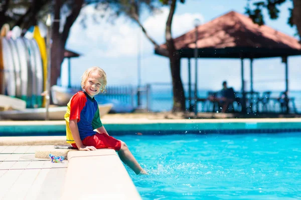 Niño en la piscina. Vacaciones de verano con niños . —  Fotos de Stock