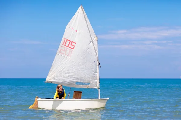 Uma criança a velejar. Kid aprendendo a navegar no iate do mar . — Fotografia de Stock