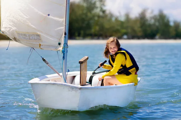 Uma criança a velejar. Kid aprendendo a navegar no iate do mar . — Fotografia de Stock