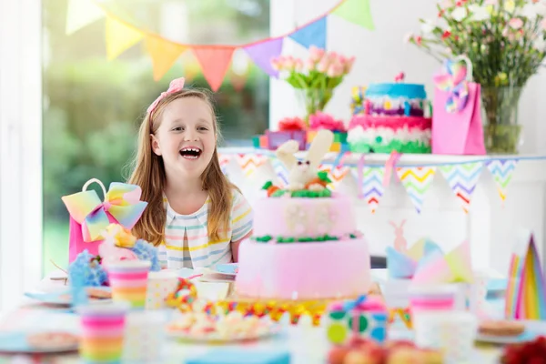 Fiesta de cumpleaños de niños. Niño con pastel y regalos . — Foto de Stock