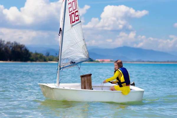 Uma criança a velejar. Kid aprendendo a navegar no iate do mar . — Fotografia de Stock