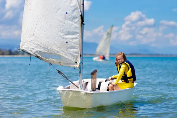 Child sailing. Kid learning to sail on sea yacht. — Stock Photo, Image