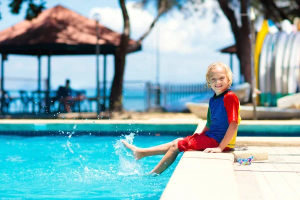 Niño en la piscina. Vacaciones de verano con niños . — Foto de Stock