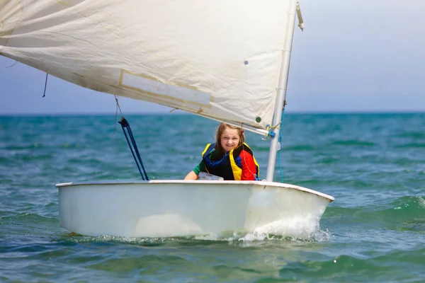 Uma criança a velejar. Kid aprendendo a navegar no iate do mar . — Fotografia de Stock